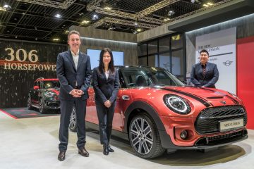 Mr Christopher Wehner, Managing Director, BMW Group Asia; Ms Cheryl Chiok, Managing Director, Eurokars Habitat and Mr Kidd Yam, Head of MINI Asia, with the new MINI Clubman at the Singapore Motorshow 2020.