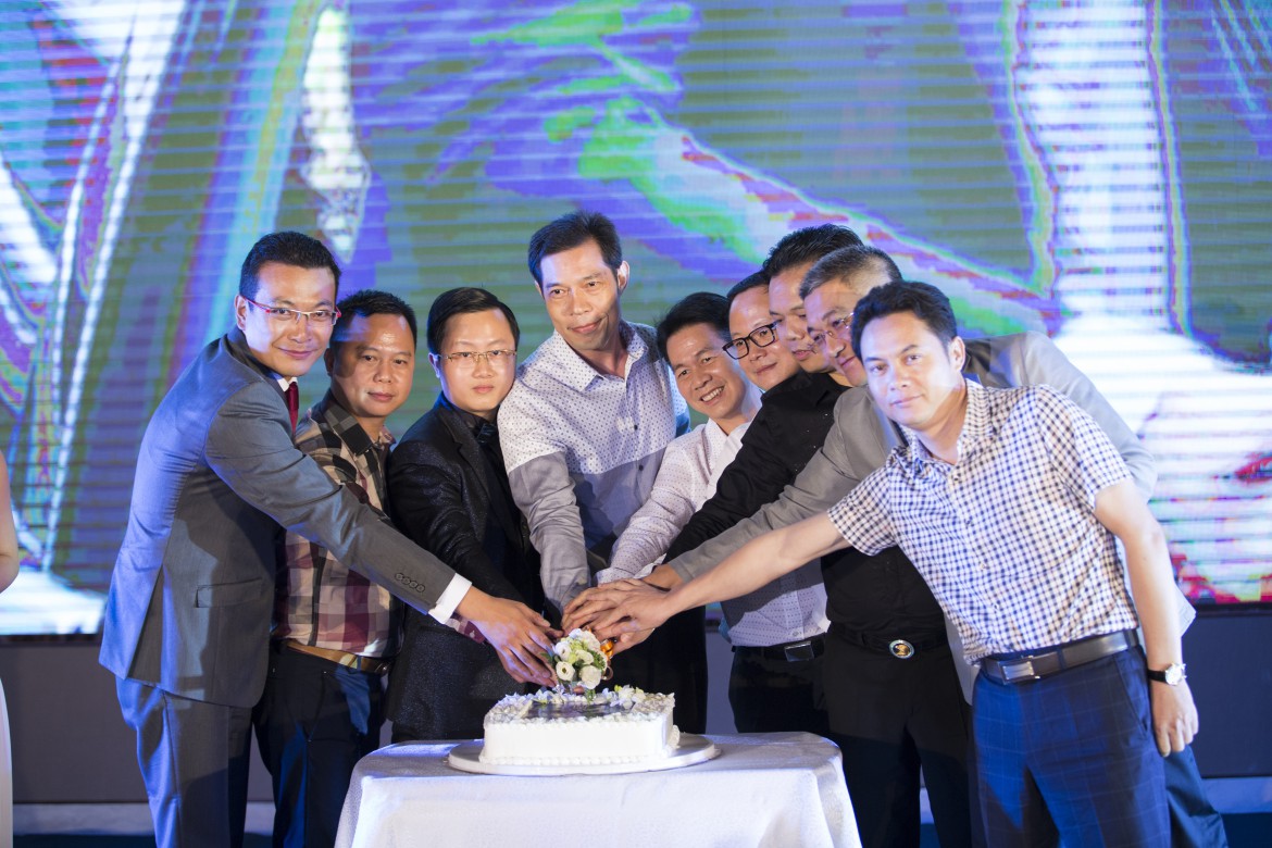 The General Manager of Rolls-Royce Motor Cars (Nanning) Mr Eric Lee cuts a celebratory birthday cake together with guests