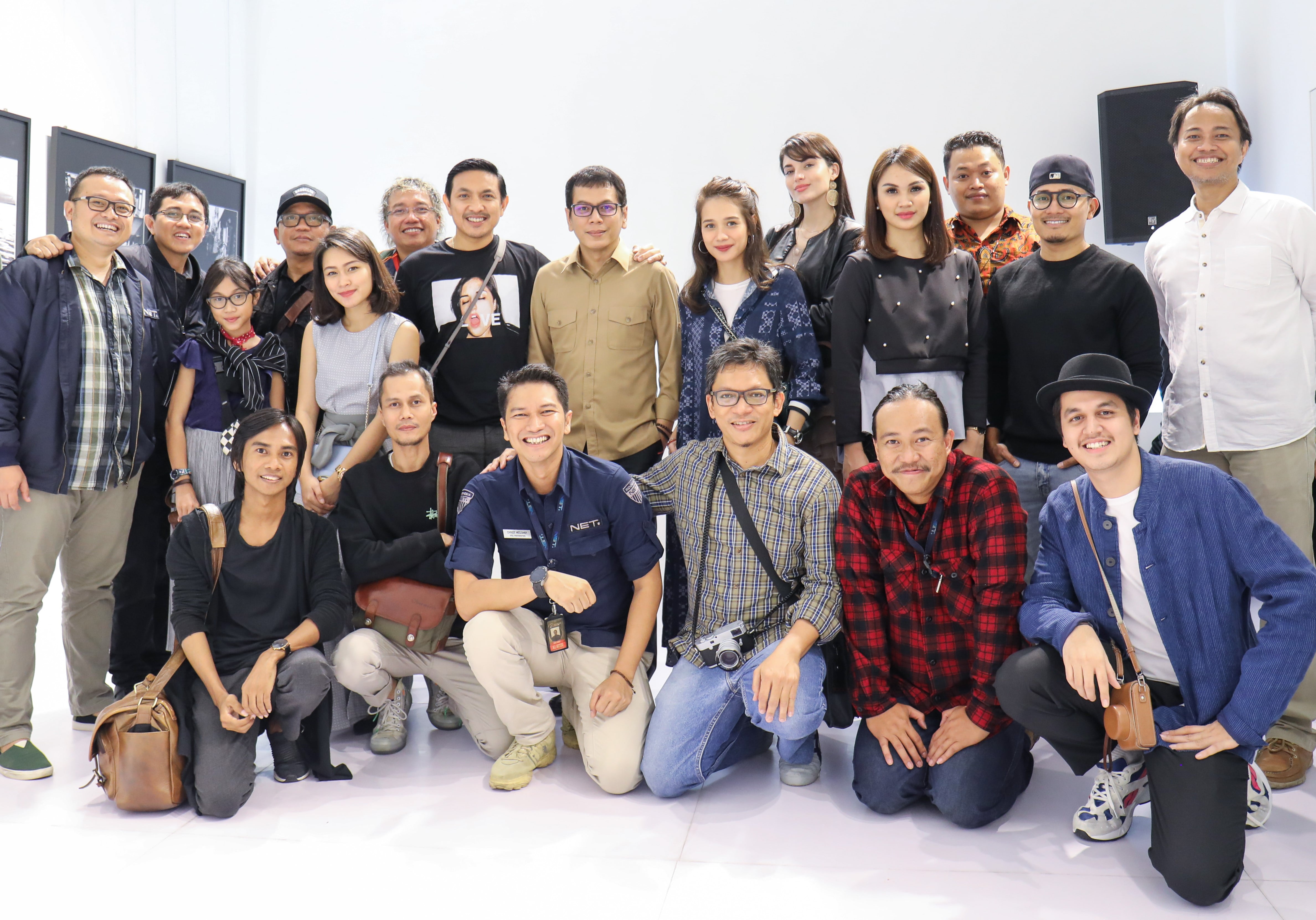 The participants of the "SHADOW" photography exhibition who are from the NET Photography community posed together at the Eurokars Gallery, Plaza Indonesia, Jakarta