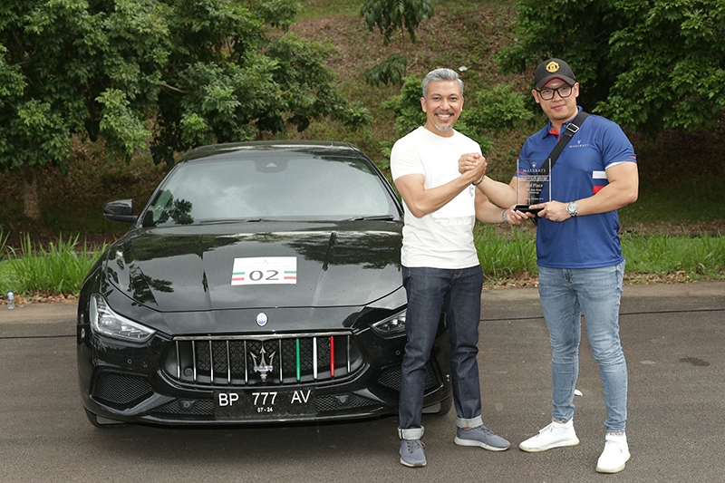 Mr Renaldi Hutasoit with a Maserati owner at the Maserati Elite Weekend drive